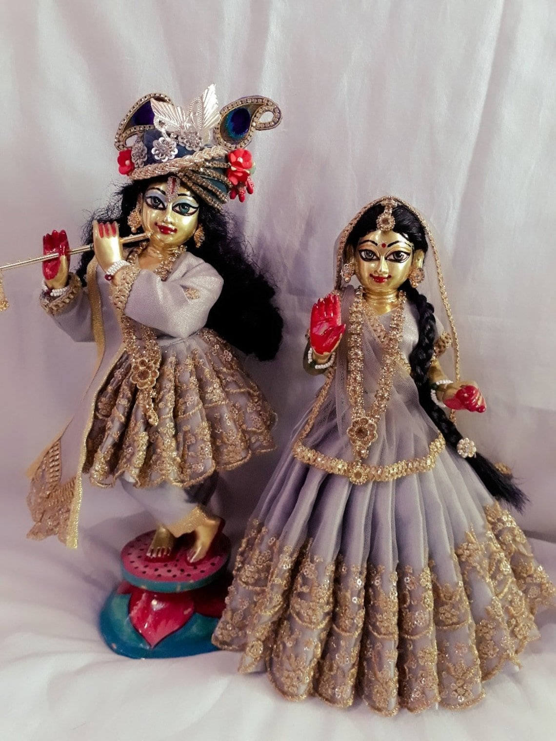 benefits of keeping radha krishna idol at home