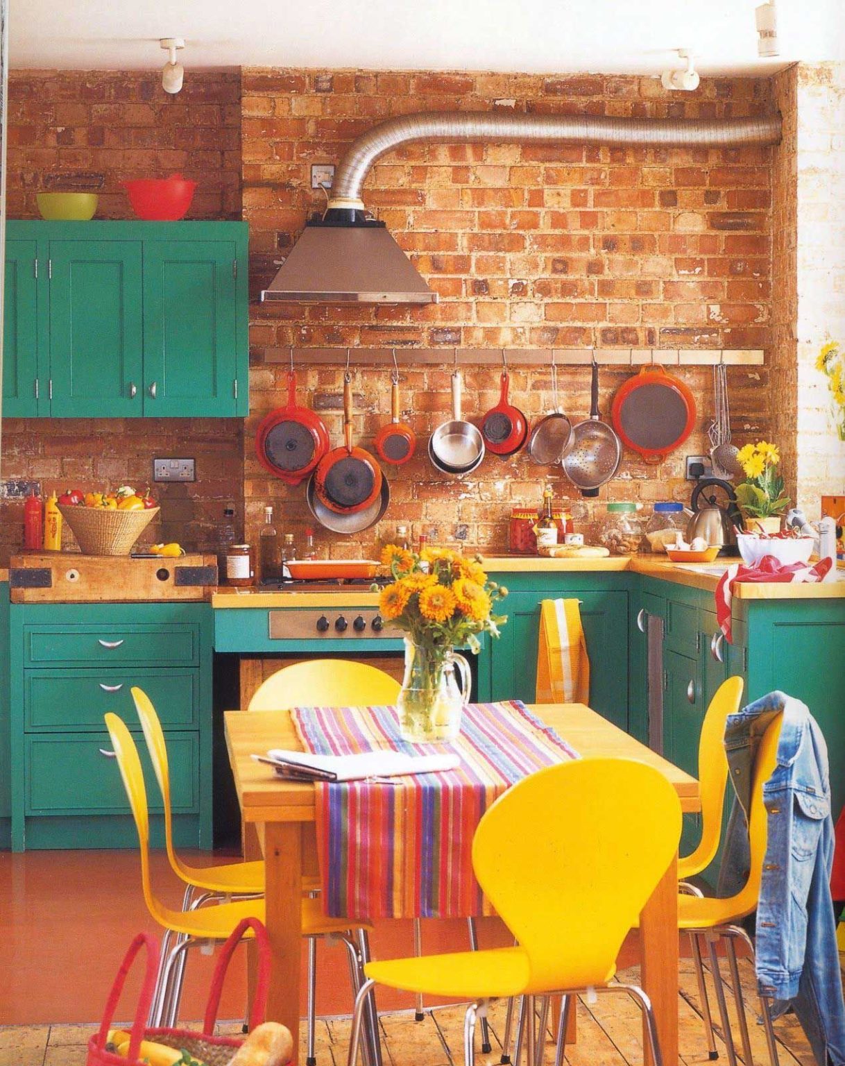 7 Retro Kitchen Decor Ideas for a Timeless & Chic Space Wave Sold